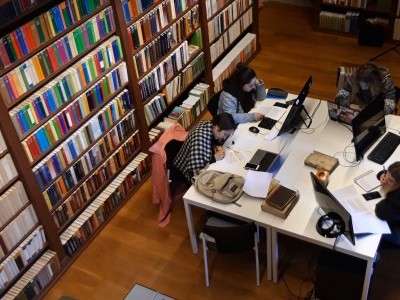 Alumnos en prácticas da Universidade de Santiago de Compostela na Biblioteca Provincial